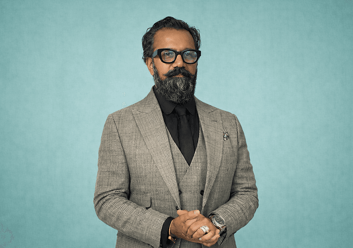 Portrait de Francis Dassou sur fond bleu-vert pâle